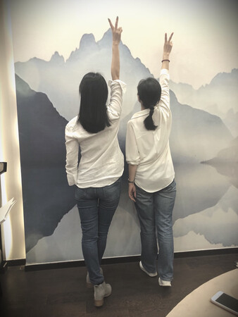 京东的物流，实在是让人称赞！这个牌子不知道是不是美媛的，如果是美媛的，我对其充满信心，因为以前一直再用美媛的染发产品。这一款的是方便的，不用再用其他的容器，每次就是配好了出来直接可以染发非常方便，我对美媛的产品有信心，如果这个是美媛的产品，我一定会来追评。嗯，不管是什么牌子的产品用后都会来追评的。