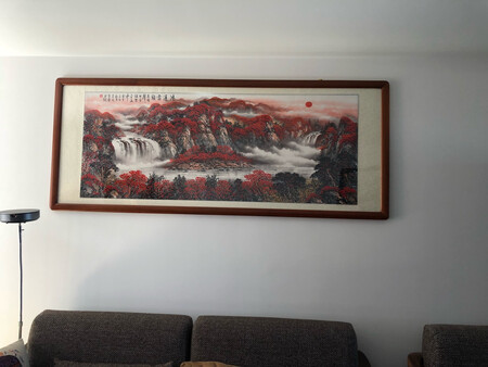 画很好，挂在客厅显大气，和整体装修风格也很搭配。物流比较快，安装也很专业，比较满意。