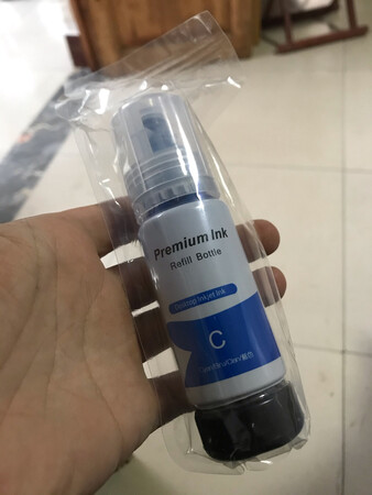 首先，商家选用京东快递极速送货上门，每次收到京东快递送的包裹都是极其规整，不曾发生任何形变，大牌子大厂家的做法，赞一个。大量气泡膜和一块缓冲垫包裹着小小的墨水瓶，物流发货真是细心啊。试着打印了几张图像和文字，很好！nice！全五星好评！