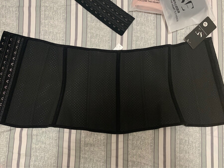 很好的束腹带，外面是乳胶材质的里面是纯棉的，佩戴了一个礼拜感觉很好，不会往上跑也没有卷边很贴身。束腹效果很神奇肚子都是平平的，姐妹看到都以为我瘦了！现在确实还是瘦了一些哦，晒两张刚买回来的宝贝照片，真的很好哦！