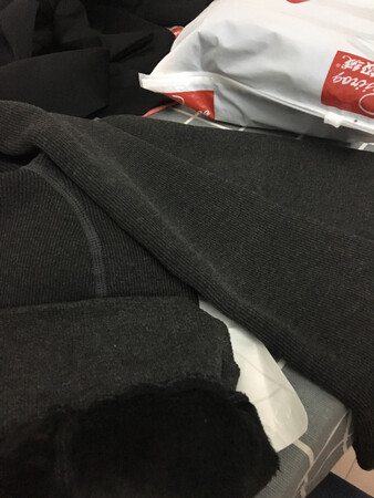 衣服收到了，做工非常细腻，而且很厚实，冬天穿超短裙不怕冷了