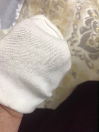 刚收到货就发现一个破洞，用鱼线缝起来的，试穿的时候扎肉，这也太儿戏了吧