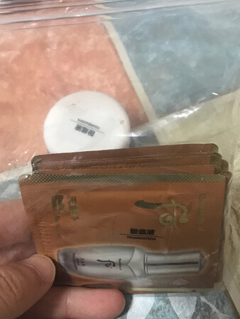 挺不错的，第二次买，买了20包，用小分装装了用很方便，剩下一半还没装下。粉质不错，好上妆，妆后还蛮自然的。