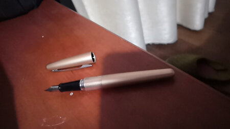 做工质感：金属。
颜值包装：金色格纹。很好看的。
顺滑程度：书写流畅，着墨清晰不飞白。
手感：握感舒适。有可能长时间手尖有费力疲累的感觉。
字迹粗细：线条流畅清晰。
f尖写作业记笔记没说的。加上美观的颜值美观。真心让人喜欢。推荐购买。