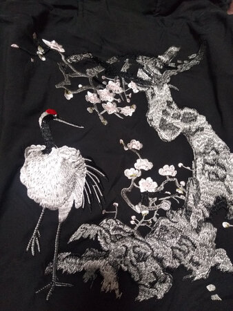 平时穿165的，活动只剩160码了，还担心穿不了，结果收到货试了下很合身，价格很美丽，大品牌值得信赖！超级喜欢大毛领，背后的刺绣也很有特色，大爱！