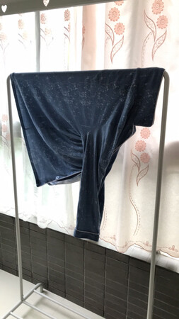 到手迫不及待先下水洗了一下，所以拍照只能对晾着的衣服拍了.面料手感很柔软，做工也不错，颜色也大方