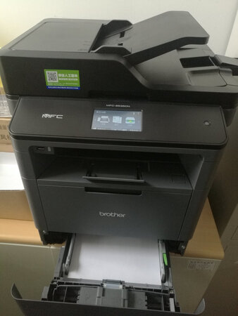 兄弟品牌其实很早就进入我们的视线了，2000前左右开始兄弟传真机活跃在大众视线中，但在打印机方面接触的比较少。以前购买打印机喷墨的首选某生，激光首选某普，传真机就是兄弟了，反正国产的品牌真的无法进入法眼，也选过一些品牌，品质啪啪的打脸。
以前用的多功能一体机（主要是4合一），某普 M226系列产品，替代耗材经济实惠，问题还少，但是停产了，升级M227后，问题超多，耗材出奇的贵，成本与运维压力暴增。
这时候兄弟M8535进入我的视线，买了一台试试，打印速度40张，各项指标完美碾压227，综合评定耗材与运维成本，果断淘汰227，一年耗材就省出来壹台设备了。
个人觉得产品对得起他的名字，兄弟可以一直走下去。