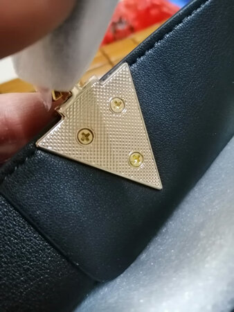 送给我亲爱的的生日礼物，她喜欢的，便是好的，其他的真无所谓了。唯一不足之处：千叮万嘱还是漏了贺卡！这也是店家服务不是五星的原因！