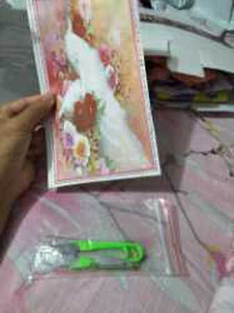 都怪我没有及时打开看，因为看到网上的图片很漂亮，今天打开颜色不跟网上一样的鲜艳靓丽不说，差不多两百买的三颗针，配套的也很简陋。还有这个全图，那么薄一张纸。太不满意了。跟我以前买的天差地别。不知道还可不可以退