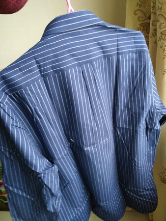 以前买过一件雅鹿的羽绒服，感觉还可以。这次又买了两件雅鹿的衬衣，下单两天后宝贝就到了。一件方格的，一件竖条纹的，两件都是深色的。看起来蛮大气的，查看之后也没有瑕疵。走线均匀，纽扣等细节也处理得很到位。试穿很合身，正码，按正常的穿衣尺码下单就行。竖条纹的显瘦显高，身体较胖的可以选这个。