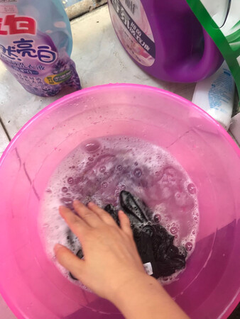 质量太差，跟我室友在~上买的质量款式都一样，价格错了一半还多，掉色，还这么贵，感觉被坑了