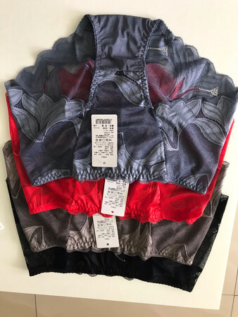 内裤面料柔软舒适，刚刚拿去退水，遗憾的是，黑色和红色掉色严重，贴身衣物掉色那么严重，都不敢穿了