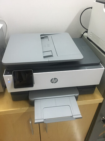 产品包装：原厂包装
外形外观：外观大气，尺寸也合适
打印速度：黑白每分钟20张左右，彩色相片一分钟差不多
打印效果：效果挺好的，手机还可以操作
操作难易：操作不难，都是我自己装好的
其他特色：支持双面打印，远程操作，暂时还没用过