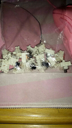 按起起来很舒服，没有杂音，外观颜值和普通的轴一样，没有什么特别的，但是针脚还算整齐。没有一个是歪的，操作难度对于新手来说还是有点难的，如果你的键盘上焊接轴键盘还要买一套电烙铁。响应速度和普通的差不多，就是包装太差了希望改进，目前还没安上，安上了再来追评。