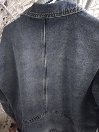 这 件牛仔衣已关注好久，今天正好有优惠活动，就马上下手。衣服质量很好，做工精细，没有多余线头，穿起来很舒服，她们的品牌衣服已买了几件，都不错，会持续关注。