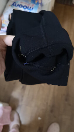 很柔软，有一层薄绒，非常不错，170cm穿上长度也OK，不错
