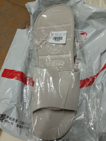 不错的东西
没有色差
穿着舒服，防滑，柔软
浙江台州产的