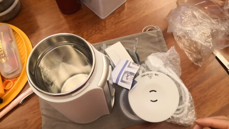 特意等到双11才下单，也没讨到便宜，所谓好物不便宜吧。京东送货依然那么快，宝贝看上去一切都很好，很扎实的样子，质量应该不错。还没用，就已经觉得不太满意了，因为太重了，作为便携式外带的物品，轻巧也是旅人需要考虑的重要因素。