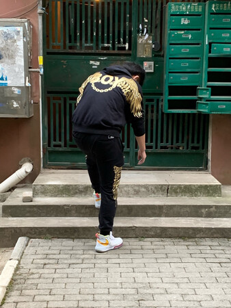 一直都在买boy的衣服穿，质量超级好，而且样子也很好看，我和我老公都特别喜欢，还有情侣装，都可以凑情侣装穿，穿出去都特别闪，这次在京东买还有折扣，很便宜了一点，还会继续在京东购买的，心动的赶紧行动，真的很好。
