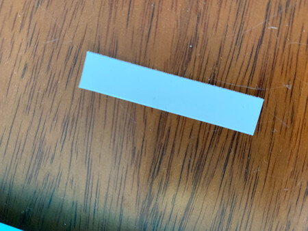 商品用途：剪裁照片做***相册。
商品外观：蓝绿色，很好看的颜色。
操作难易：要剪裁的照片卡在中间，按紧，移动小刀片，划过照片即剪裁OK。操作简单，but 得将照片摁紧，不然手一滑，照片剪裁的可能就不是很平直。我都是一张一张裁剪的，如果要一同裁剪多张纸，厚的话就不推荐这款。
PS：买的时候还赠送了替换刀片。