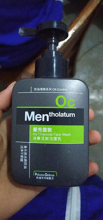 适合肤质：我应该是属于偏油性的皮肤，而且还因为干燥总是脱皮。但是这款面霜用起来丝毫没有油腻的感觉，在手上涂一点，然后涂抹均匀，很容易化水。我感觉这一款面霜非常适合油性或者偏油性或干燥的皮质在冬天使用。
我有几个同学他们买了相宜本草的那个男士乳液，用起来没有这个好用。他们都想和我换……O(∩_∩)O
使用感受：再适合不过了，或许会再买的吧
吸收效果：一抹即化水涂在脸上非常容易吸收，而且不是真的就是没了的意思，能保险一整天，保证脸不会起皮。
大爱O(∩_∩)O
其他特色：我个人感觉吧，配合曼秀雷敦的洗面奶使用起来效果贼棒