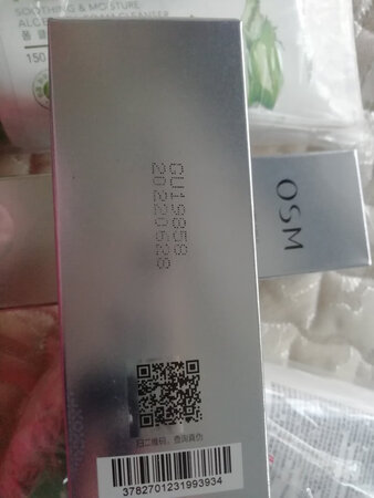 以前用的都是弹力蛋白眼霜，不辣眼睛很舒服，这次活动又凑单买了这种眼霜试试，日期到2022年还可以