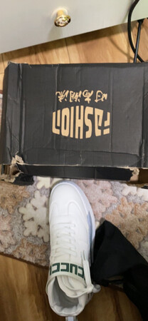 鞋子总体还不错，这样子送过来就有点接受不了 ，不知道是被人是穿过 还是怎么搞的