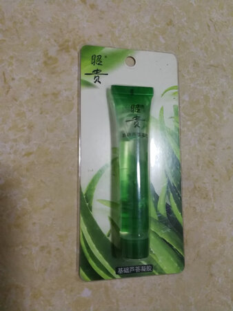 这个牌子这款面霜，第一次购买使用，用后感觉，产品温润而不油腻，清新感觉，味道也不大，喜欢这种感觉，保湿也不错。在京东购买，质量有保证，物流快。