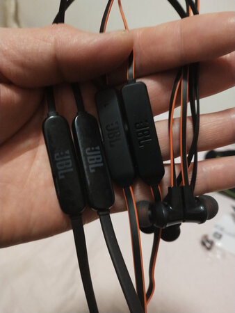 耳机今天晚上收到了，音质还可以。但是耳机的线缆，不如我以前的T110BT的黑色线缆粗壮。而且看起来给人的感觉太小家子气了，一点都不大方。