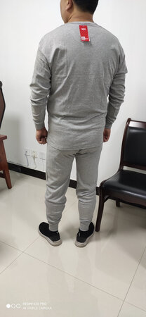 衣服收到后就打开试穿，材质很舒服，大小刚刚好，快递员热情，物流快。