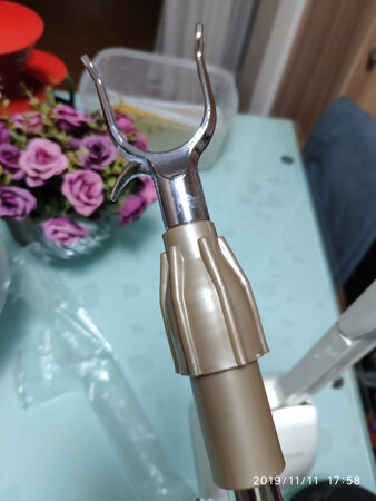 选这款晾衣杆，因为它的挂头是金属的，其实晾衣杆最重要的就是挂头，而一般买到的晾衣杆都是塑料头，用时间长了塑料就会老化折断，之前家里买的晾衣杆都是这问题，杆子金属特别厚实结实，但杆头无一幸免最后折了～终于找到一款金属头晾衣杆！不过它的杆管特别单薄，有点头重脚轻的感觉～咋就不能两全其美呢？
