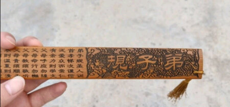 做工不错，雕刻精美，买回来吓唬孩子的