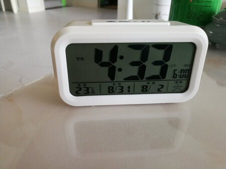 买的第二个了。去年买了一个黑色的，今年搬新家多了个屋子，就想着再买个闹钟，第一个想到的就是它。功能太全了，时间，日期，农历，星期，温度，而且闹钟还可以分开设置，晚上还能设置自动背光，主要的是还省电。简直是完美。