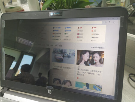 防窥效果不错，但是很镜面，贴上之后感觉反光比较厉害，不知道会不会对视力有影响，先用用看