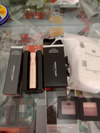 迷你的眼影啊！双十一买的，买一送一价格很便宜，总体很满意！
