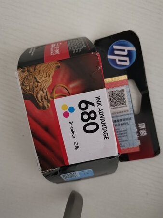 东西收到了，包装有点变形，我打开包装里面还好，没有损坏，我就赶紧装上了，还不错是惠普原装墨盒，就是太贵了，要50多啊，这还是双十一的优惠价，平时都是68，心疼一下……