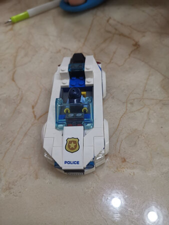 已经N个乐高了 看起来是正品 发货的速度很快 包装也很仔细. 收到后 孩子玩的爱不释手 10多分钟就拼完了 轱辘很顺畅。 大小大概成人手掌那么大 。轻轻一推就走了 这种东西还是买乐高比较好 其他的牌子零件和零件之间不紧凑 容易引起孩子的挫败感 这种拼装类的积木可以增加孩子的耐心以及成就感.