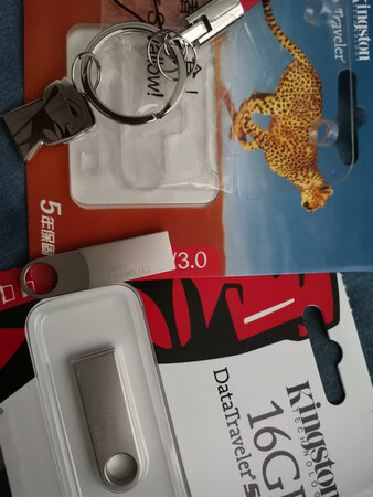 真的好小一只，，非常非常方便呀！但是我觉得奇怪的是都是在一家买的，为什么包装不一样。。。。也不是装在一起寄过来的。。。。。。