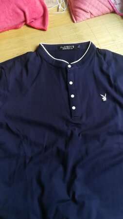 这衣服款式比较新，穿着也比较舒服。布料手感不错，大小合适。