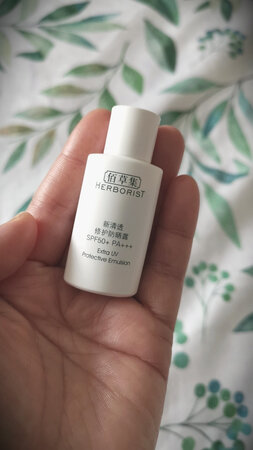 平时不怎么用防晒霜，偶尔出行需要就来选购，东西比较小巧，正好适合旅行时用。希望防晒质量好！
