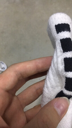 没穿的时候就起毛 结果穿了一次 整个黑白衔接初全开了 客服说正常情况 买过这么多次篮球袜没见过这种正常情况