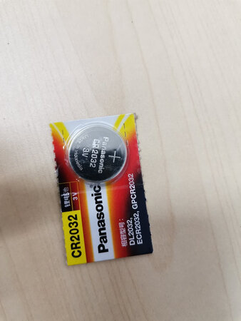 京东物流一如既往的快，纽扣电池挺好，价格实惠，就是不知道用的时间久不久，车钥匙原装的用了两年，是松下的，后来在超市买过一次就用了半年就没电了，还用过南孚的，也不撑用，这次试一试飞利浦的是不是撑的久一点，估计原厂应该是贵的吧。