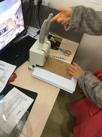 操作难易：操作特别简单，打开开关，把柳丁放进右边的孔中，按下把柄，柳丁就被切成凭证的长短了，在左边在按一下，凭证就订好了
产品质量：还好的
装订效果：跟在外面做的一样，还送了三条柳丁