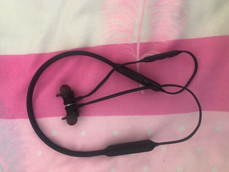 耳机佩戴感觉很舒服，音质好，降噪开启后有隔离外界干扰的效果。续航相当不错，质感好