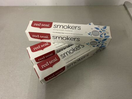 对烟民的烟垢牙齿有达到清洁效果，已多次购买，长期使用，使牙齿美观，且避免牙菌斑滋生也有很好的效果，推荐长期为烟垢所苦的烟民使用，赠送针对牙周不适时使用的牙膏也很贴心，对该品牌在牙齿的努力上及京东自营店对商品的保障给个赞。