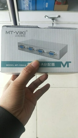 兼容性能：即插即用。
其他特色：帮我解决了一台主机带四个显示器的问题。
产品包装：还可以。
外形外观：体力小巧不占地。
产品性能：即插即用，视频同步。
产品质量：很好，单位买了几个了，价格不贵解决大问题了。