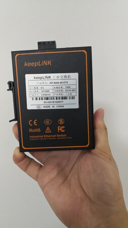 采用工业级元器件：工业交换机对元件的选择要求较高，要经得起恶劣环境的检测，所以它能很好的适应工业级环境，支持各种恶劣环境下的工业应用。
超强抗干扰性能：工业级交换机具备很强的抗干扰性能，可以工作在严酷的电磁环境中，并且在防雷、防水、防腐蚀、防冲击、防静电等方面都具备较高的防护等级，而商业级交换机是不具备这些特点的。适应宽温环境：工业交换机一般采用褶皱金属外壳，散热更好，防护性更强，可以在-40℃---+75℃的温度范围内正常工作，能很好的适应复杂的温度和湿度。