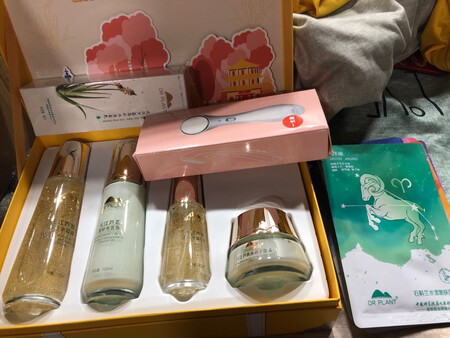 挺好的，比实体店实惠好多，送的礼品也多，真心不错