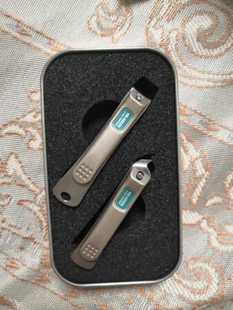 看评价还不错，买回来试试，还蛮锋利的，好用，会考虑回购。个人比较喜欢大一点的那个，方便拿。
我为什么喜欢在京东买东西，因为今天买明天就可以送到。我为什么每个商品的评价都一样，因为在京东买的东西太多太多了，导致积累了很多未评价的订单，所以我统一用段话作为评价内容。京东购物这么久，有买到很好的产品。买来这个是送人的，她很喜欢。卖家的贴心让我感到很温暖。以后我还会来选的。