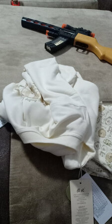 衣服质量看着挺好的，摸着很舒服希望孩子喜欢，还没穿设计体面标签就是一点点,就是有一件没有标签，两套是一样的，一套有标签一套没标签，不知道是为什么。活动买的，用了红包和京东，到手60多两套，挺划算